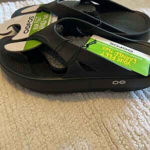 NWT Oofos original sandal in black. Men’s size 6. Woman’s size 8. Euro size 39.